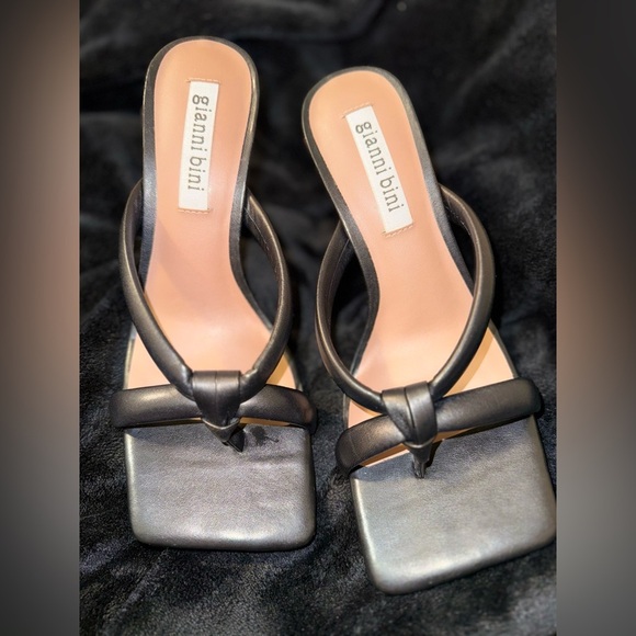 Gianni Bini Black Square Toe Sandals with V-Strap - Picture 1 of 11